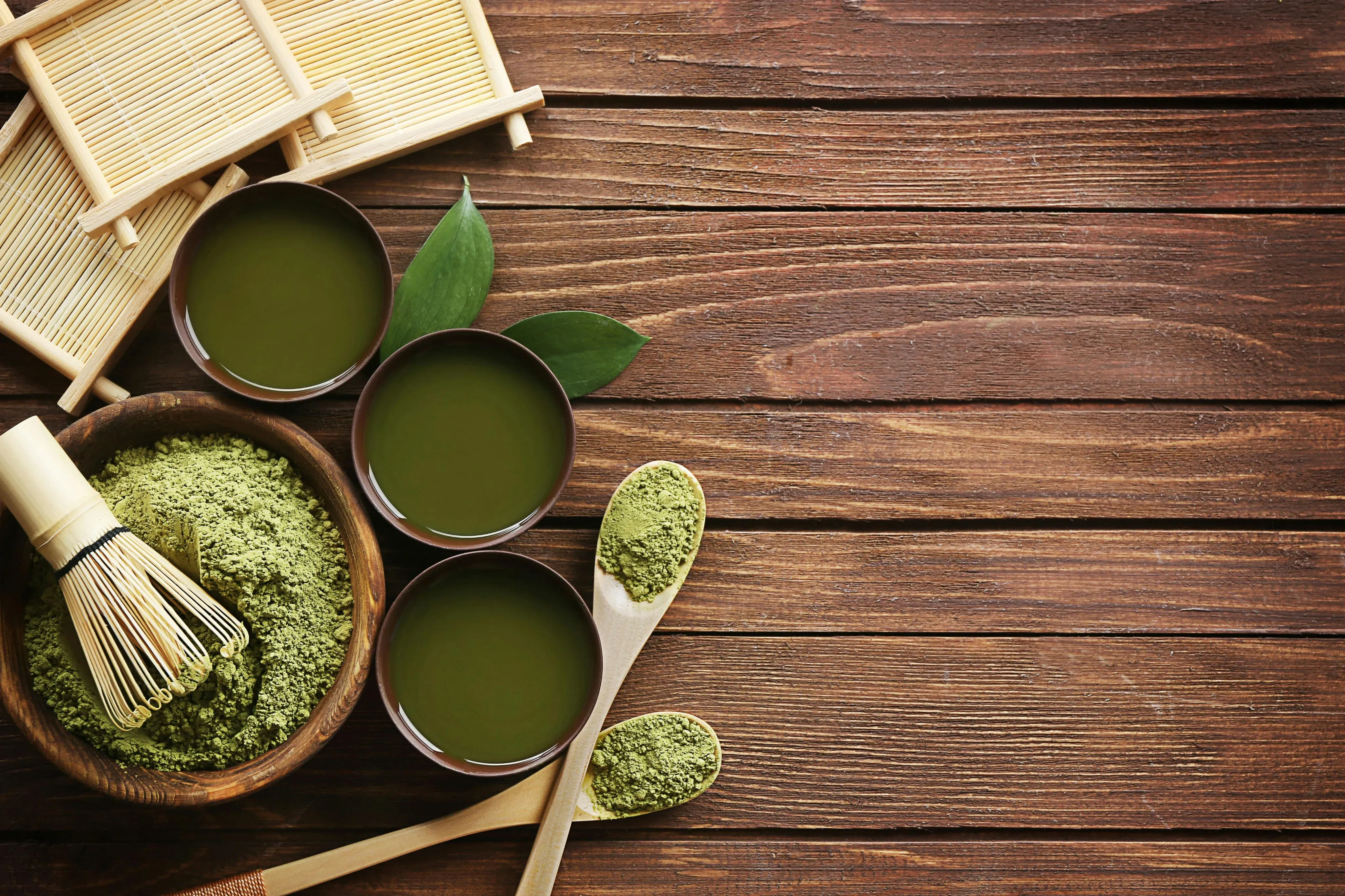 Tazones de matcha con polvo sobre una mesa