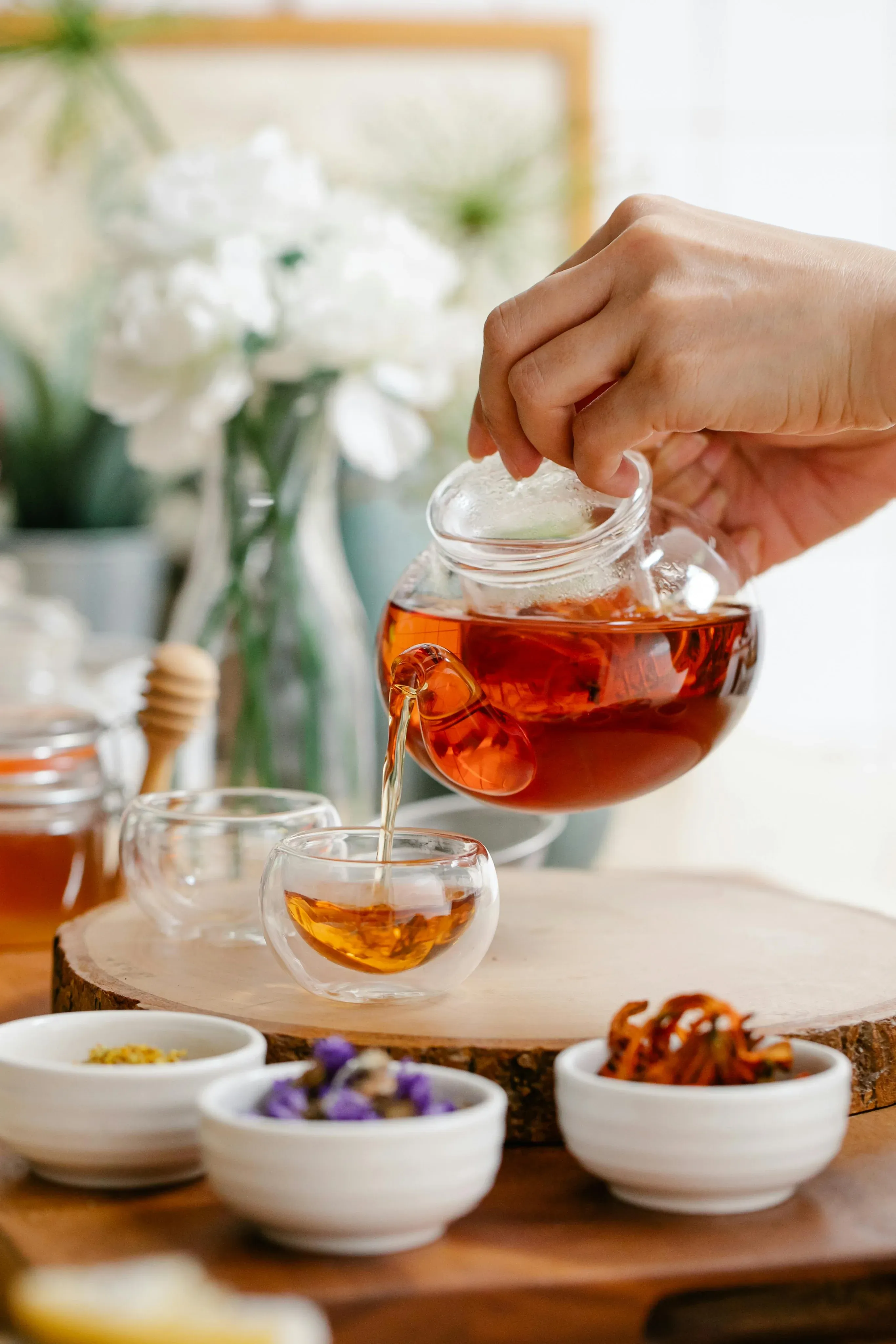 Té sirviéndose en una taza de vidrio